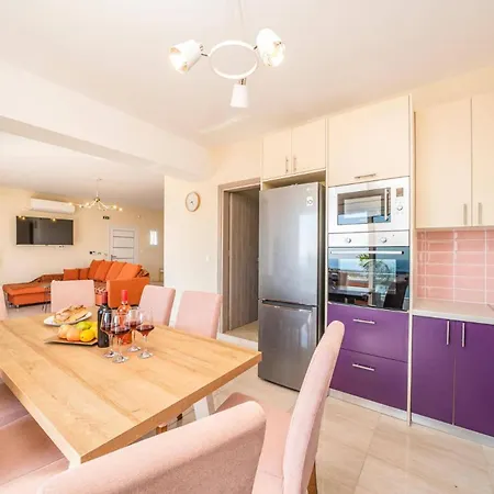 Roz By Vilă Plateies